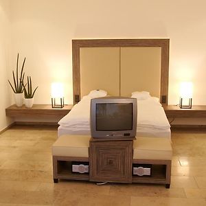 Suite met een Queen Size Bed in het Atrium